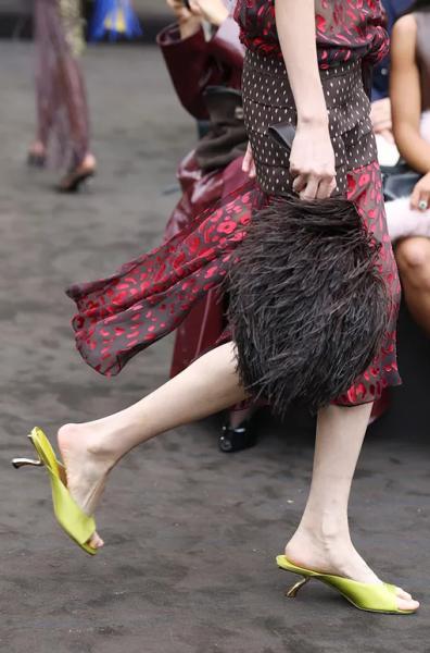 Пошли по наклонной: самые модные туфли 2026 года должны быть &laquo;косыми&raquo;