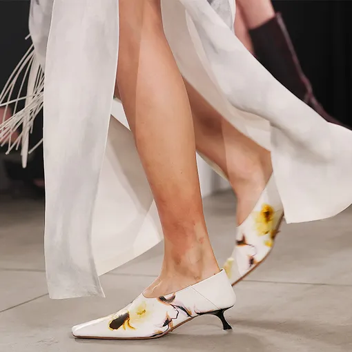 Пошли по наклонной: самые модные туфли 2026 года должны быть &laquo;косыми&raquo;