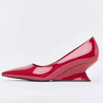 Пошли по наклонной: самые модные туфли 2026 года должны быть &laquo;косыми&raquo;