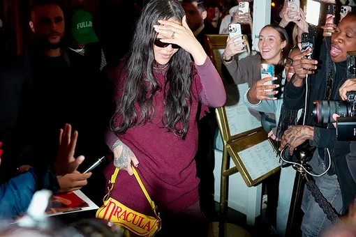 Рианна диктует моду: бордовый и жёлтый — новое стильное сочетание весны-2026