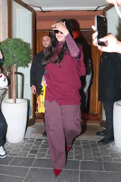 Рианна диктует моду: бордовый и жёлтый — новое стильное сочетание весны-2026