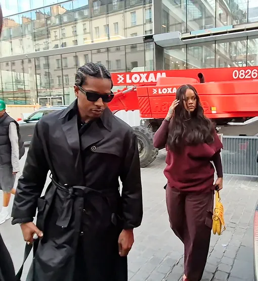 Рианна диктует моду: бордовый и жёлтый — новое стильное сочетание весны-2026