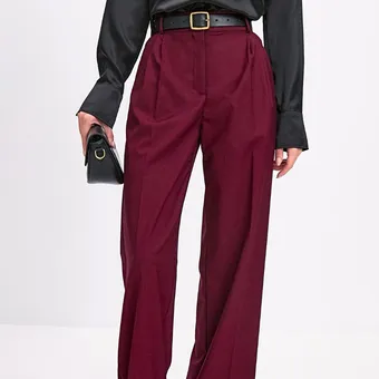 Рианна диктует моду: бордовый и жёлтый — новое стильное сочетание весны-2026