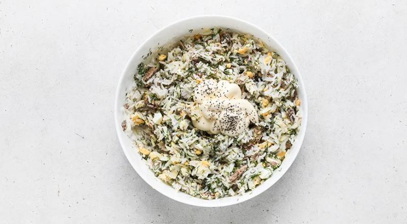Салат из консервированной сайры с яйцом и рисом, пошаговый рецепт с фото на 300 ккал