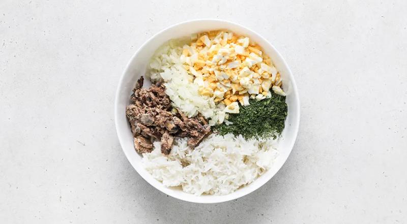 Салат из консервированной сайры с яйцом и рисом, пошаговый рецепт с фото на 300 ккал