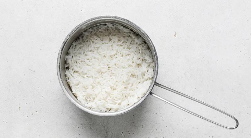 Салат из консервированной сайры с яйцом и рисом, пошаговый рецепт с фото на 300 ккал