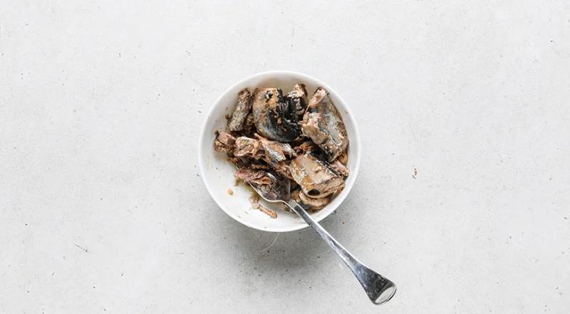 Салат из консервированной сайры с яйцом и рисом, пошаговый рецепт с фото на 300 ккал