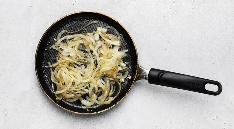 Салат &laquo;Загадка&raquo; с яичными блинчиками, пошаговый рецепт с фото на 360 ккал