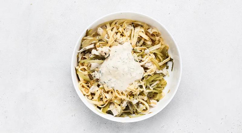 Салат &laquo;Загадка&raquo; с яичными блинчиками, пошаговый рецепт с фото на 360 ккал