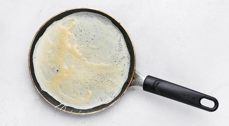 Салат &laquo;Загадка&raquo; с яичными блинчиками, пошаговый рецепт с фото на 360 ккал