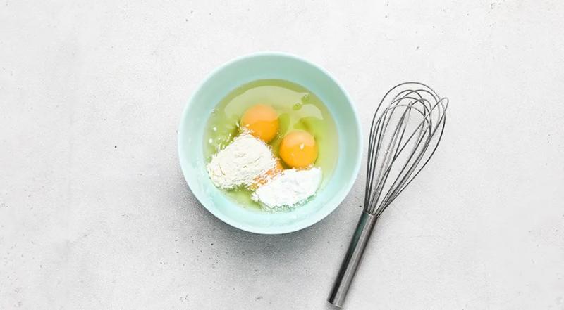 Салат &laquo;Загадка&raquo; с яичными блинчиками, пошаговый рецепт с фото на 360 ккал