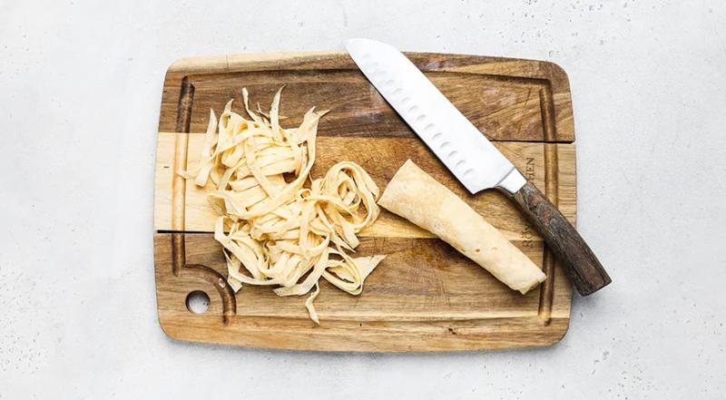 Салат &laquo;Загадка&raquo; с яичными блинчиками, пошаговый рецепт с фото на 360 ккал