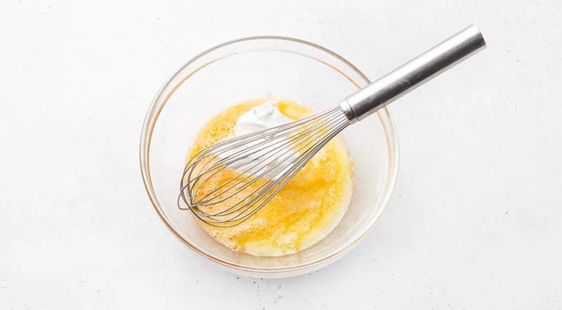 Заливной пирог с тунцом, яйцом и луком, пошаговый рецепт с фото на 493 ккал