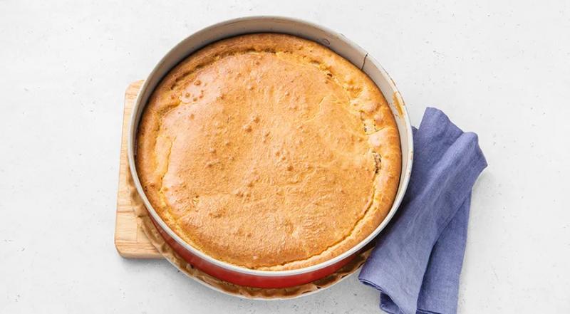 Заливной пирог с тунцом, яйцом и луком, пошаговый рецепт с фото на 493 ккал