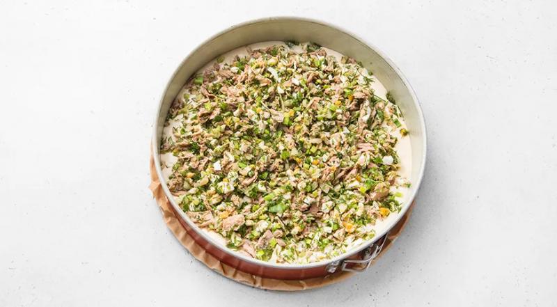 Заливной пирог с тунцом, яйцом и луком, пошаговый рецепт с фото на 493 ккал