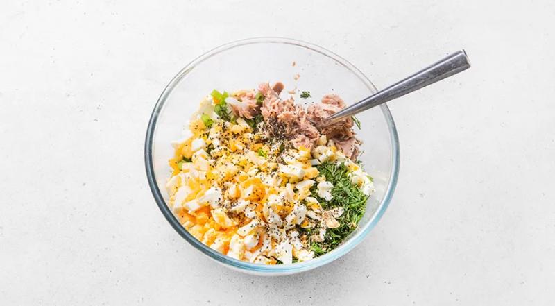 Заливной пирог с тунцом, яйцом и луком, пошаговый рецепт с фото на 493 ккал