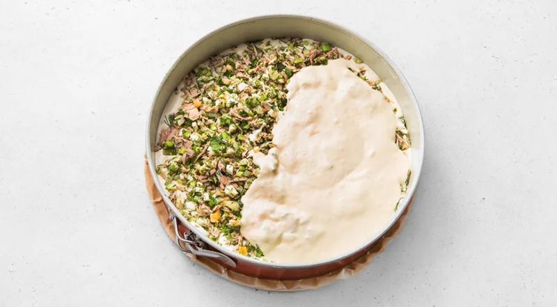 Заливной пирог с тунцом, яйцом и луком, пошаговый рецепт с фото на 493 ккал