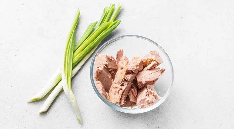 Заливной пирог с тунцом, яйцом и луком, пошаговый рецепт с фото на 493 ккал