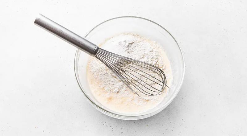 Заливной пирог с тунцом, яйцом и луком, пошаговый рецепт с фото на 493 ккал