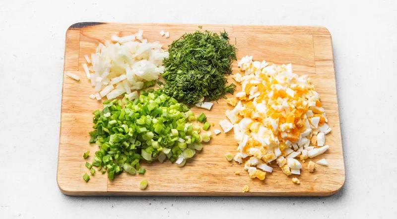 Заливной пирог с тунцом, яйцом и луком, пошаговый рецепт с фото на 493 ккал