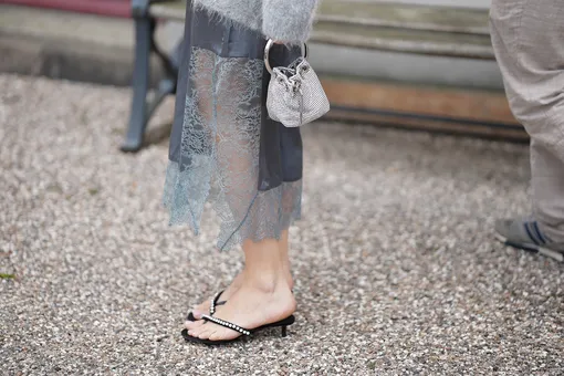 Запомни эти босоножки-стринги – самую стильную модель обуви 2026 года