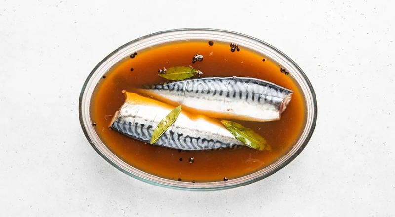 Скумбрия в чае и луковой шелухе, пошаговый рецепт с фото на 327 ккал