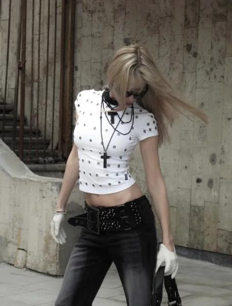 Укороченная футболка: 7 стильных способов носить бейби-ти
