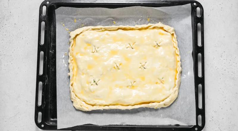 Cлоеный пирог с луком и яйцом, пошаговый рецепт с фото на 458 ккал