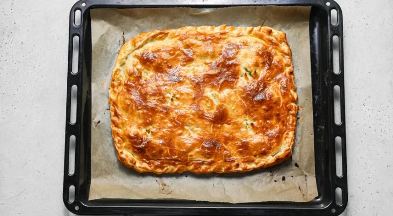 Cлоеный пирог с луком и яйцом, пошаговый рецепт с фото на 458 ккал