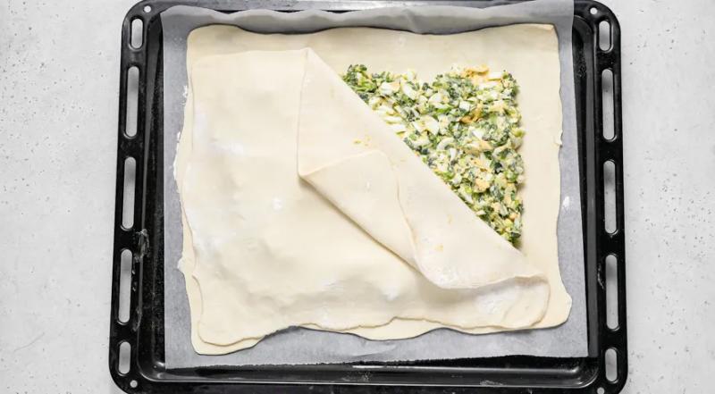 Cлоеный пирог с луком и яйцом, пошаговый рецепт с фото на 458 ккал