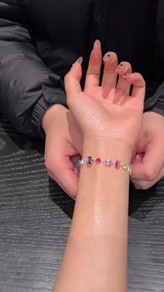 12 дофаминовых браслетов в стиле легендарного Swarovski
