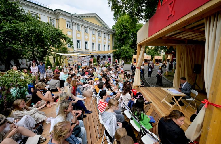 Лето в Москве: Герзмава, Олешко, Толстая на красивом юбилее МДИ