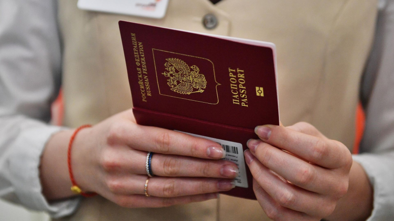 Россиянка взыскала с МВД ущерб за ошибку в загранпаспорте