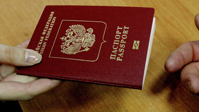 В загранпаспорта 2027 года перестанут вписывать данные о детях